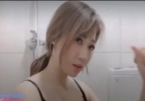 Anh thợ sửa ống nước may mắn và cô chủ nhà đầy khát khao
