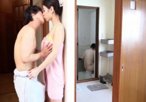Bố đi vắng, hai mẹ con lén lút gạ nhau