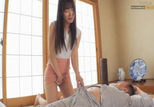 Chỉ vì xa cách lâu ngày cô con dâu nứng lồn gạ tình bố đụ