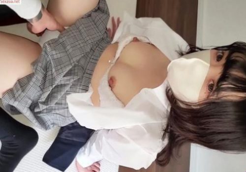 Em nữ sinh China làm thêm nghề bán hoa sau giờ học