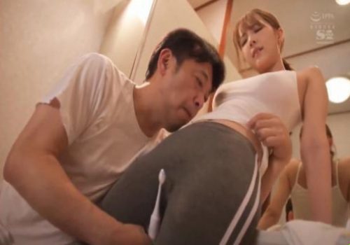 Ông chú thèm tình cầm bàn chải kích bướm cháu gái xinh